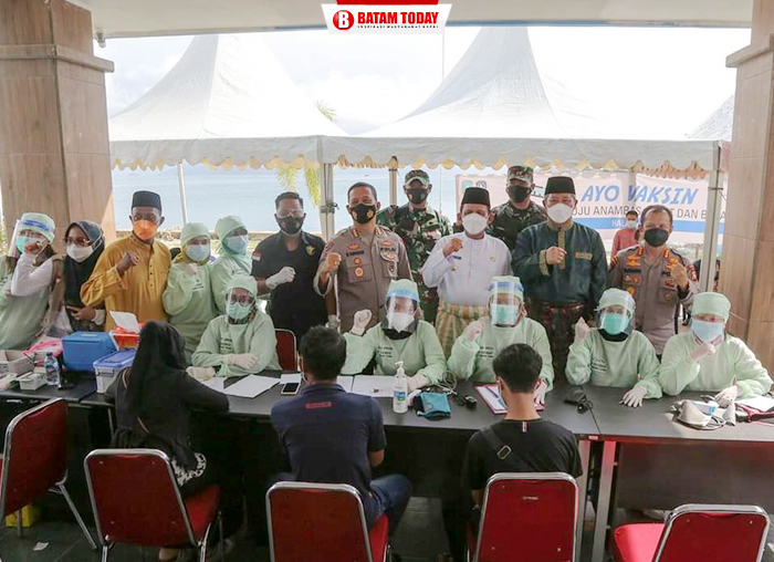 Gubernur dan FKPD Anambas saat foto bersama dengan vaksinator RSUD Tarempa